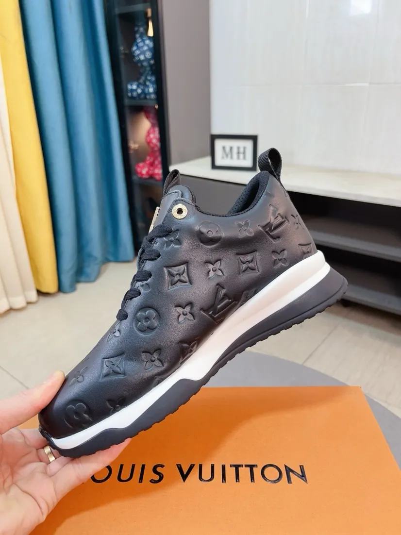 Ex-factory price 520🌹🌹[lv]🌹High-end men's shoes brand: Official website 1:1 Latest masterpiece: The upper is made of Italian imported first-layer cowhide punching design➕made of full genuine leather lining🔥, making walking more convenient and comfortable! Exclusive new style, stunning work [color]! Create a fashionable personality to set off your uniqueness! A must-have for trendy men! Classic🔥Number: 38-44